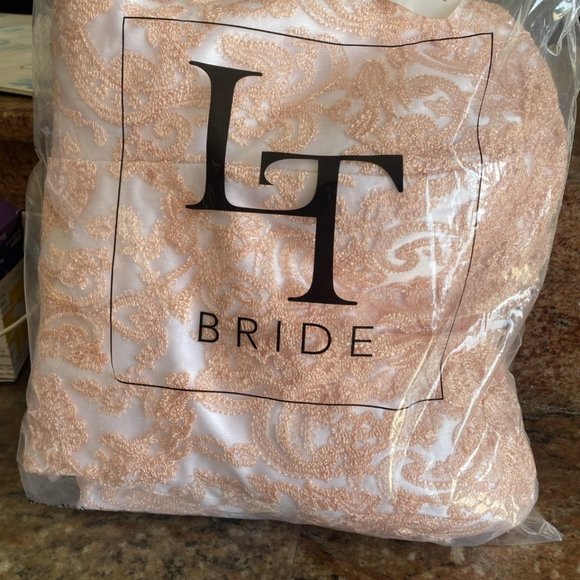 wrong color for the wedding - Picture 1 of 9